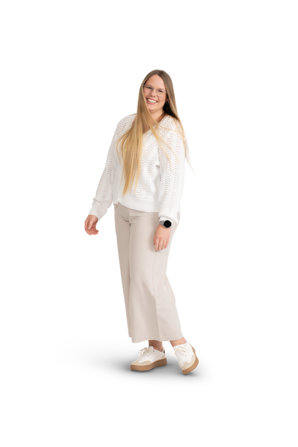 Eine blonde Frau mit langen Haaren, Brille und heller Kleidung. 