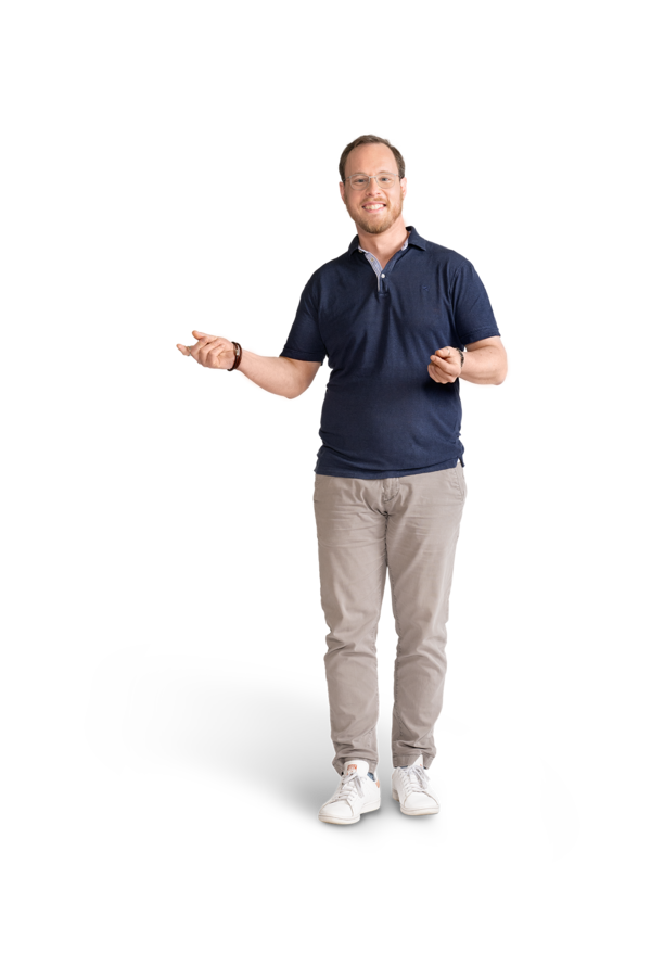 Ein Mann mit dunkelblauem Polohemd, heller Hose und Brille. 