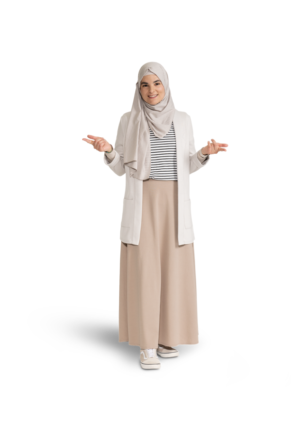 Eine junge Frau mit hellem Kopftuch,  heller Jacke, gestreiftem Shirt und heller Hose.
